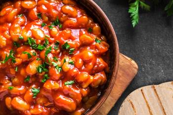 Cazuela de frijoles a la parrilla